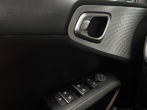 Used 2025 Kia Soul LX w/ LX Technology Package FWD image 19