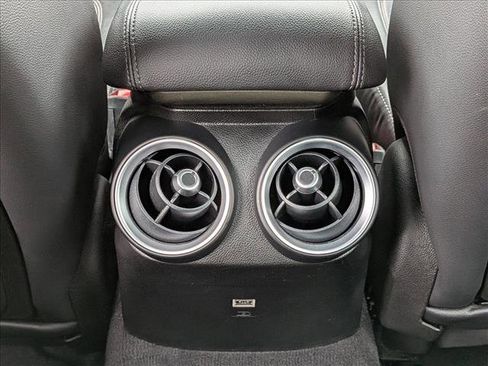 Used 2017 Alfa Romeo Giulia image 16