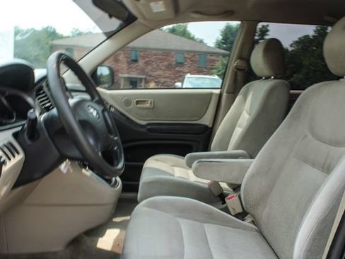 Used 2001 Toyota Highlander 2WD w/ Quick-Order Pkg image 12