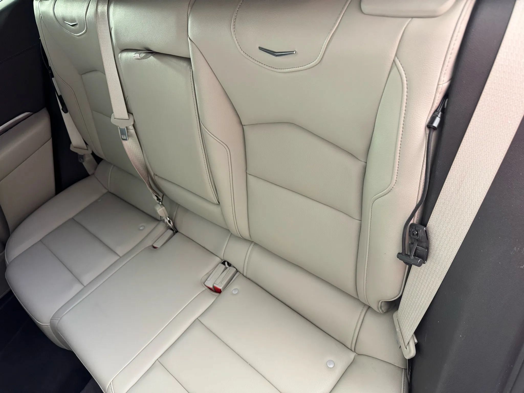 Used 2019 Cadillac XT4 Luxury w/ Cold Weather Package AWD/4WD image 38