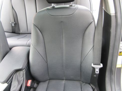 Used 2016 BMW 320i Sedan image 10