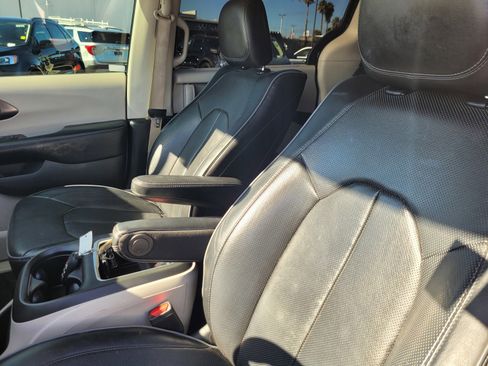 Used 2020 Chrysler Pacifica Limited w/ Advanced Safetytec Group image 16