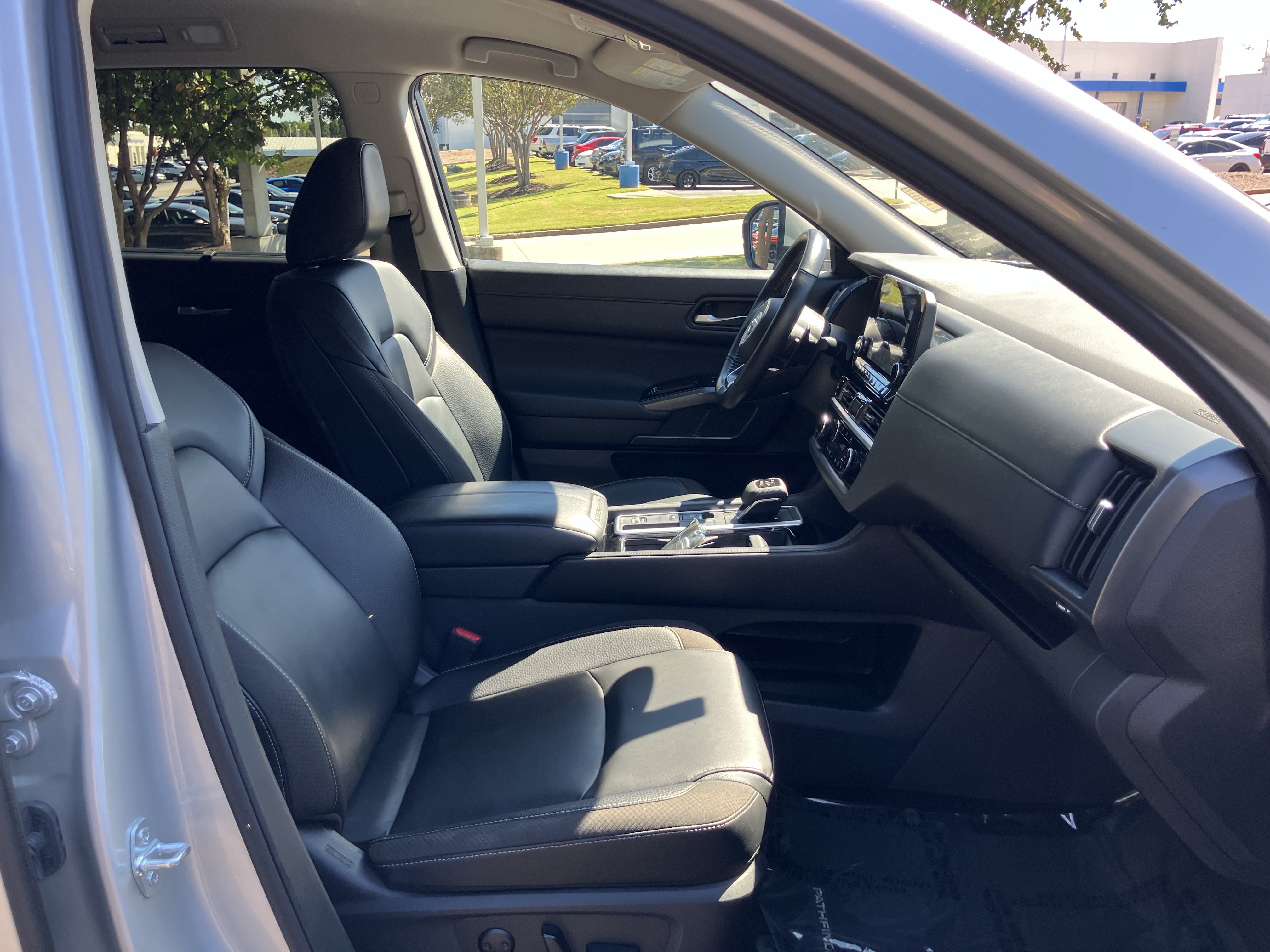 Used 2025 Nissan Pathfinder SL FWD image 38