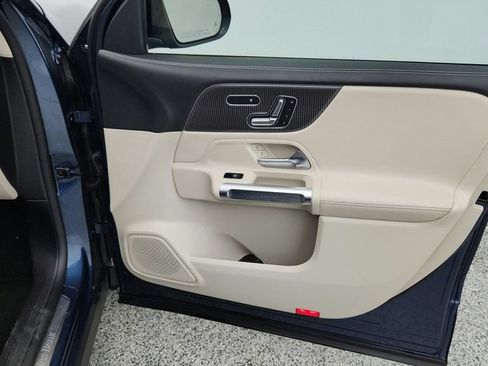 Used 2022 Mercedes-Benz GLB 250 w/ Premium Package Lite image 26