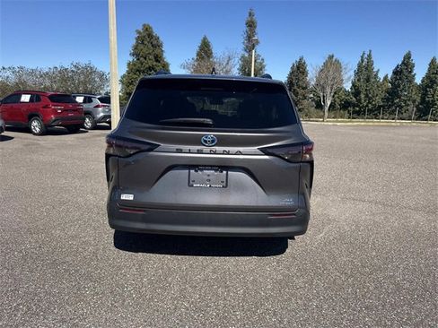 Used 2024 Toyota Sienna XLE image 5