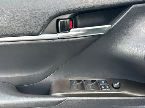 Certified 2021 Toyota Camry SE image 11