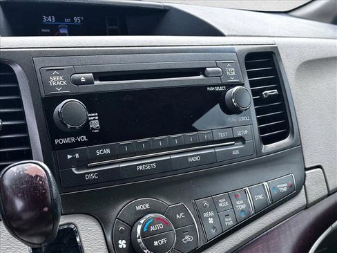 Used 2014 Toyota Sienna XLE FWD image 18