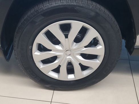 Used 2019 Toyota RAV4 LE image 4