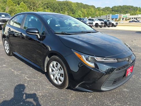 Used 2025 Toyota Corolla LE FWD image 2