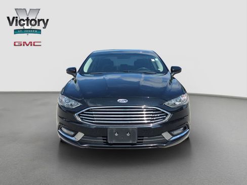 Used 2018 Ford Fusion SE w/ Equipment Group 201A FWD image 2