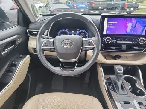 Used 2023 Toyota Highlander Limited FWD image 22