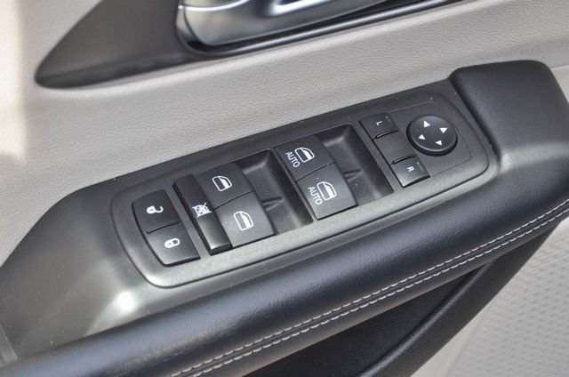 Used 2023 Chrysler Pacifica Touring-L FWD image 16