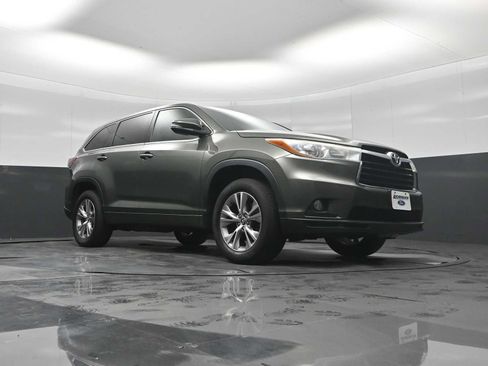 Used 2016 Toyota Highlander Plus FWD image 18