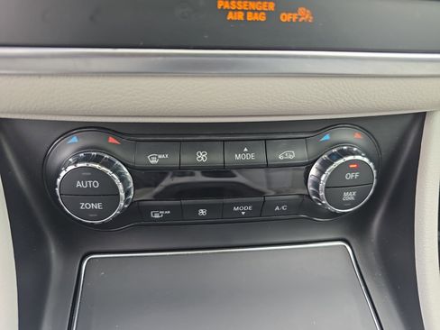 Used 2020 Mercedes-Benz GLA 250 4MATIC w/ Premium Package image 20