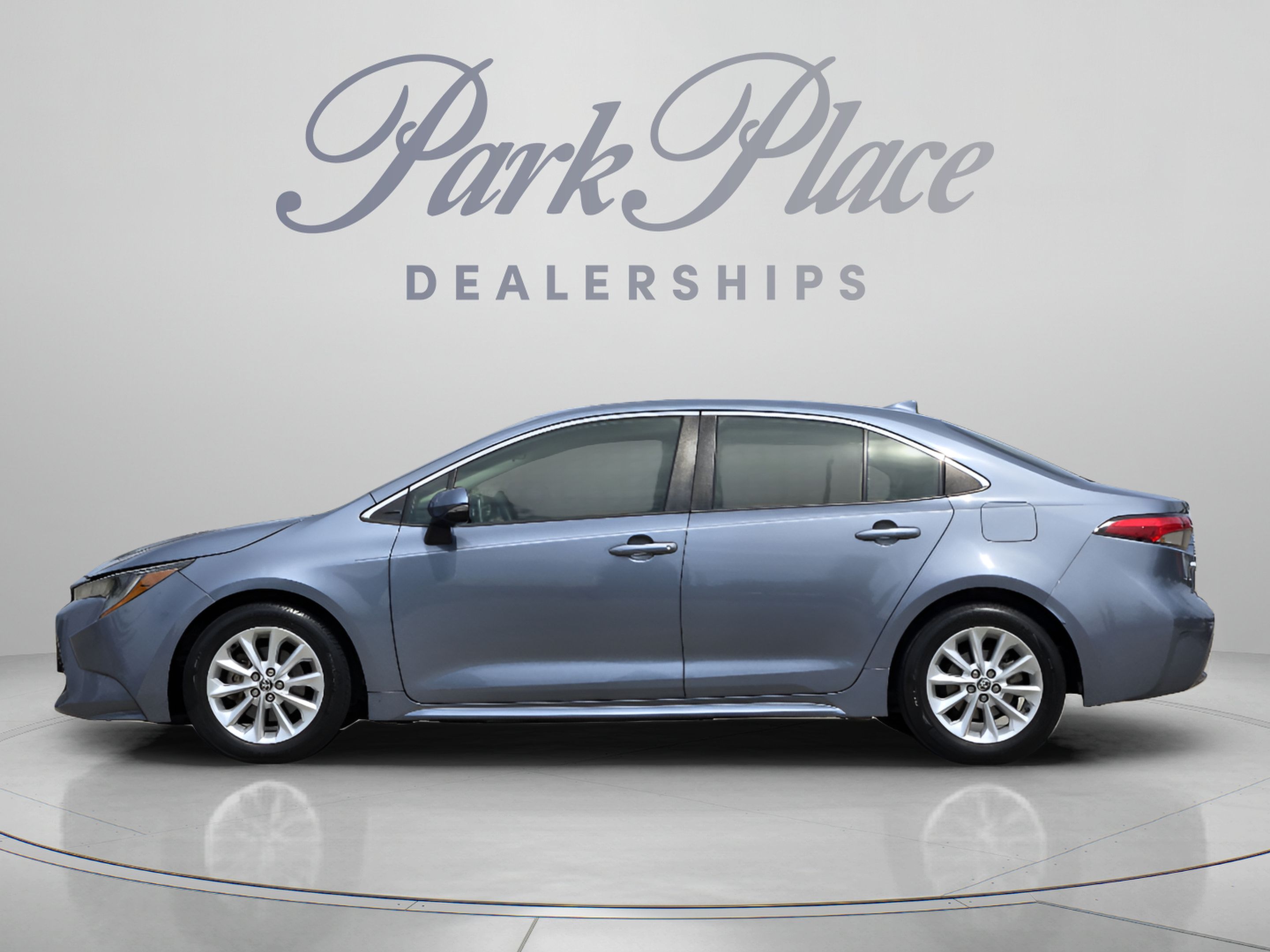 Used 2020 Toyota Corolla XLE FWD image 2