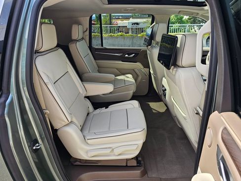 Used 2024 GMC Yukon XL Denali w/ Denali Reserve Package AWD/4WD image 12