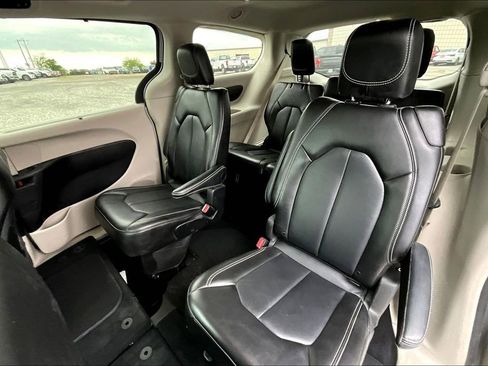 Used 2024 Chrysler Pacifica Touring-L FWD image 19