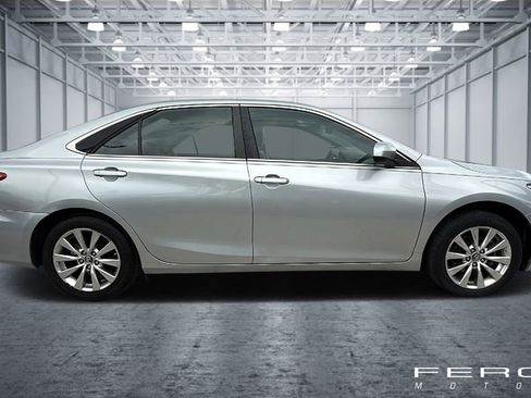 Used 2017 Toyota Camry XLE w/ Moonroof Package image 5