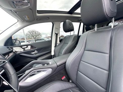 Used 2024 Mercedes-Benz GLS 450 4MATIC image 23