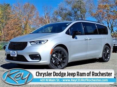 New 2026 Chrysler Pacifica Select