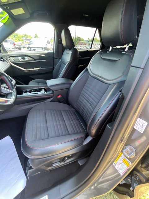 Used 2025 Ford Explorer ST-Line w/ ST-Line Street Pack AWD/4WD image 15