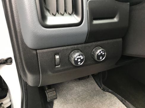 Used 2015 Chevrolet Colorado Z71 AWD/4WD image 11