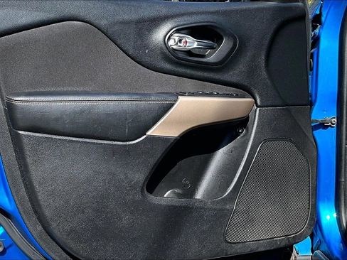 Used 2018 Jeep Cherokee Latitude w/ Altitude Package image 17