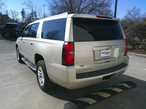Used 2017 Chevrolet Suburban LT image 10
