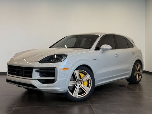Used 2025 Porsche Cayenne Turbo AWD/4WD image 45