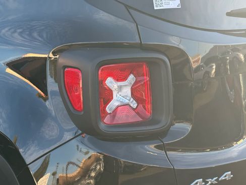 Used 2023 Jeep Renegade Latitude image 11