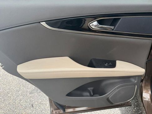 Used 2022 Lincoln Nautilus FWD w/ Premium Package image 22