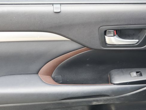 Used 2014 Toyota Highlander XLE image 35