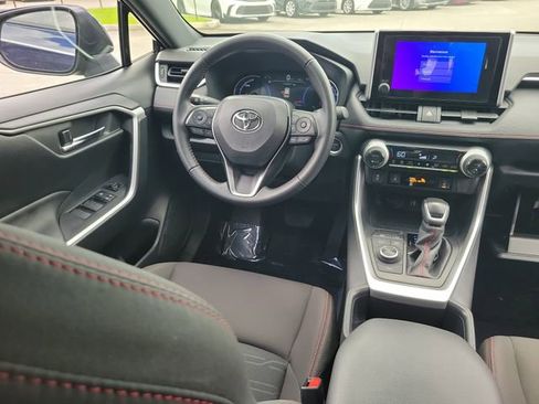 Used 2025 Toyota RAV4 SE image 8