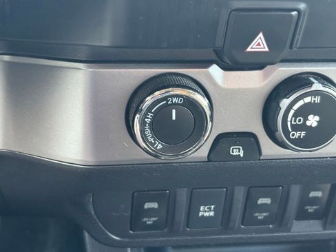 Used 2020 Toyota Tacoma SR AWD/4WD image 23