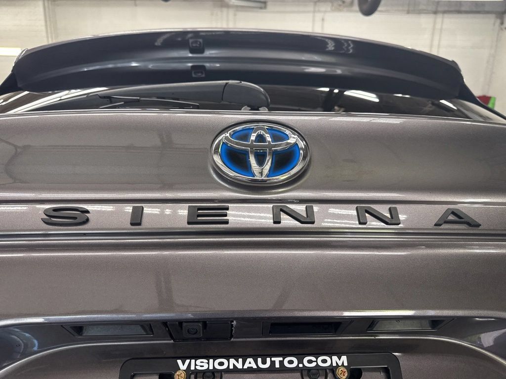 Used 2021 Toyota Sienna XLE FWD image 16
