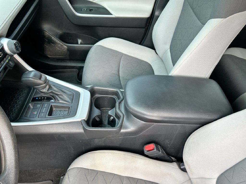 Used 2021 Toyota RAV4 XLE w/ Convenience Package FWD image 28
