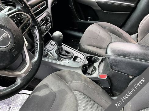 Used 2019 Jeep Cherokee Latitude w/ Cold Weather Group AWD/4WD image 13