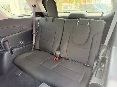 Used 2024 Ford Explorer XLT RWD image 9