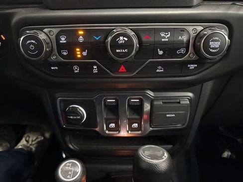 Used 2022 Jeep Wrangler Willys image 35