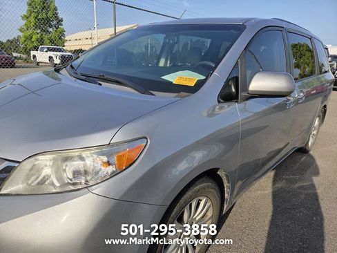 Used 2016 Toyota Sienna XLE w/ XLE Navigation Package FWD image 4