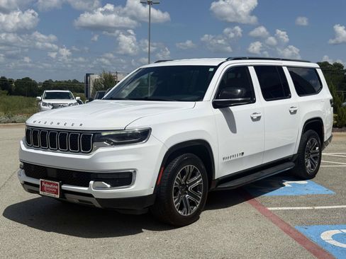 Used 2024 Jeep Wagoneer L Series II RWD image 4