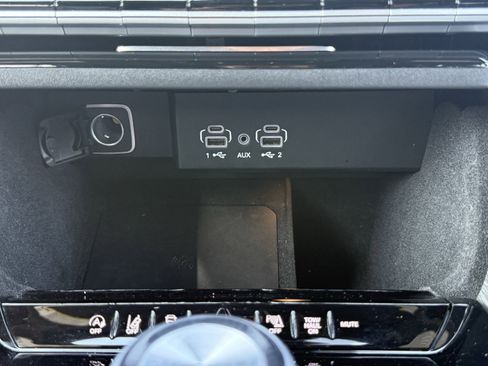 Used 2024 Jeep Wagoneer Series II w/ Flexible Seating Group image 78