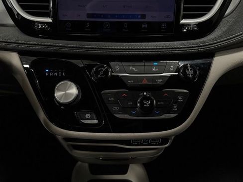 Used 2022 Chrysler Pacifica Touring-L image 35