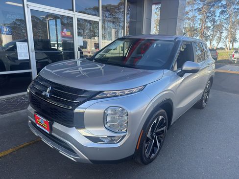 Used 2024 Mitsubishi Outlander SE image 2