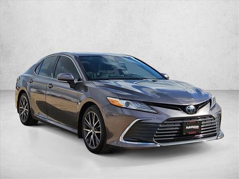 Used 2023 Toyota Camry XLE FWD image 3