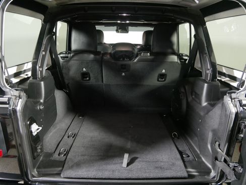 Used 2020 Jeep Wrangler Unlimited Sahara AWD/4WD image 18