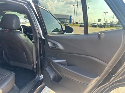 Used 2024 Chevrolet Trax RS w/ Sunroof Package FWD image 16