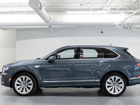 Used 2022 Bentley Bentayga image 2
