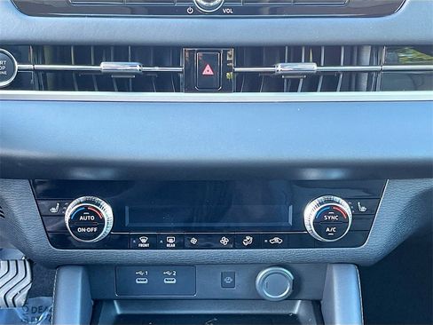 New 2025 Mitsubishi Outlander SE image 16