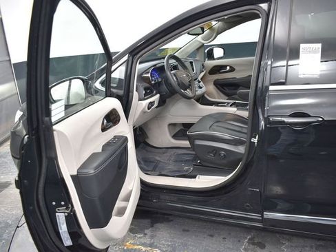 Used 2023 Chrysler Pacifica Limited image 12